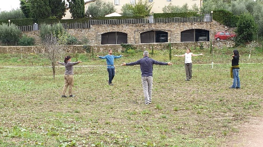 Immagine che contiene erba, esterni, campo, figlio Descrizione generata automaticamente